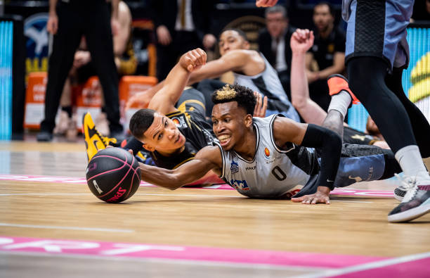 现在他们终 现在他们终